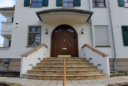 Rundbogen-Holzhaustür