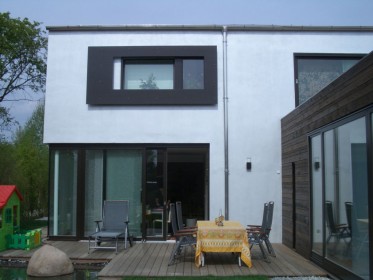 Einfamilienhaus mit Holzfenstern