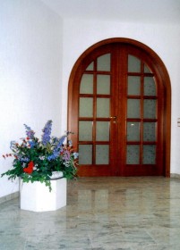 Zweiflügelige Rundbogeninnentür mit Sprossen