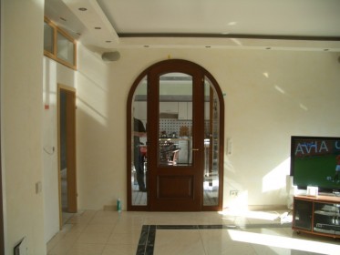 Rundbogentür mit zwei Seitenteilen