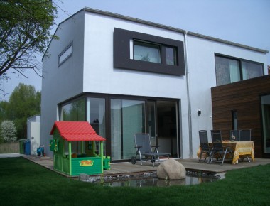 Dunkle Holzfenster für ein modernes Einfamilienhaus