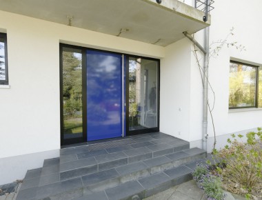 Moderne Haustüranlage für ein Architektenhaus