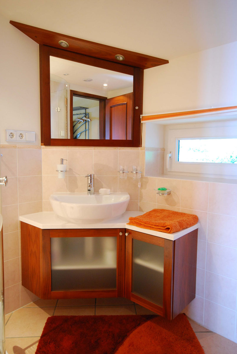 Eck-Waschtisch mit Aufsatzbecken