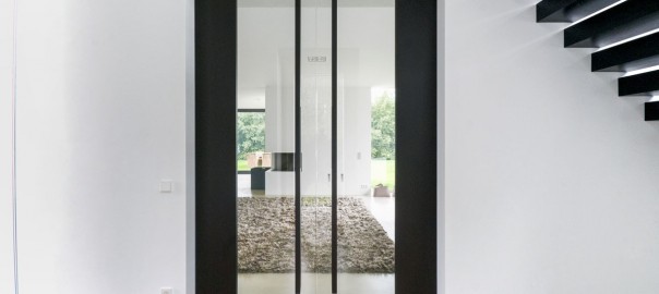 Raumhohe Dreh-Pendeltür zweiflügelig in schwarz mit viel Glas