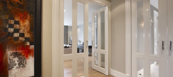 Dreh-Pendeltür zweiflügelig, weiß, verglast